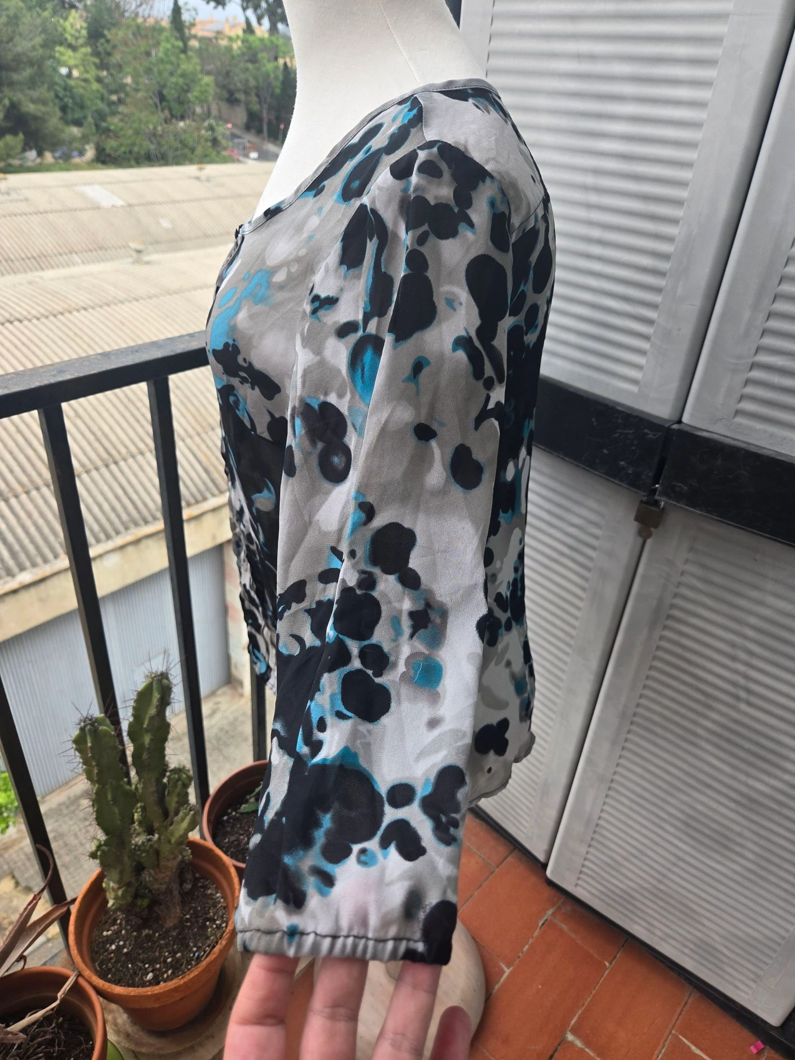 Camisa feminina estampa grafite – photo 3